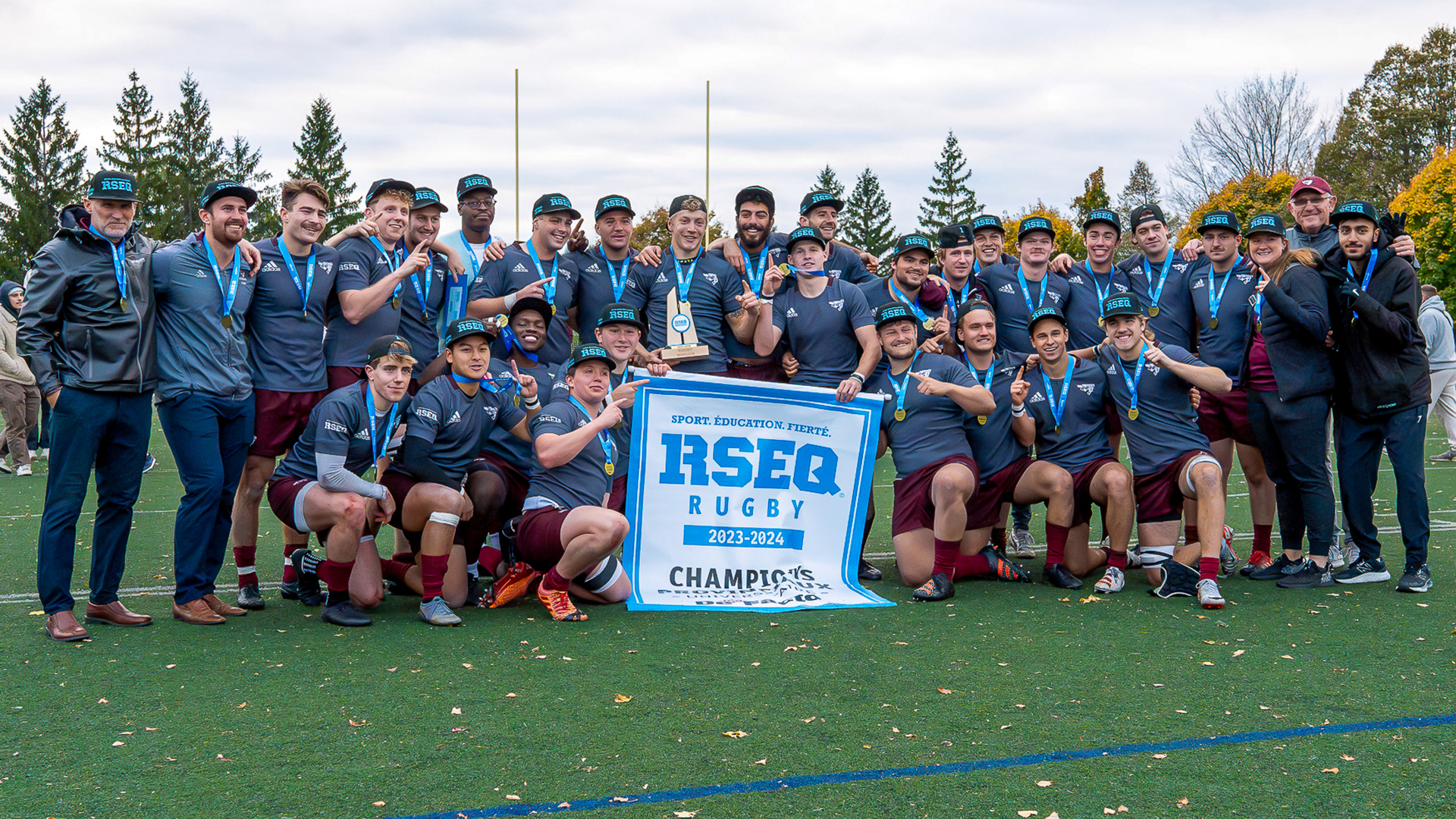 Gee-Gees men's rugby team players and coaches with the RSEQ championship banner